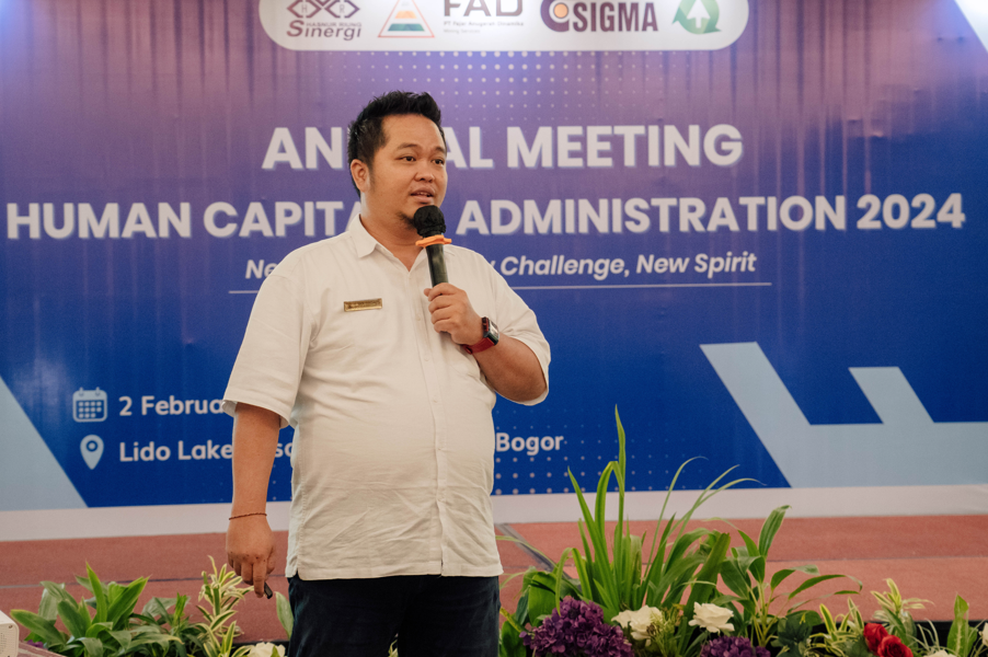 Yan Firdaus saat memimpin pertemuan profesional